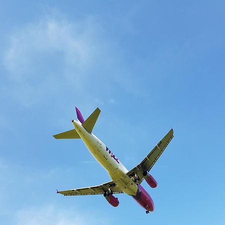 Airport Residence 3 Отопени Екстериор снимка