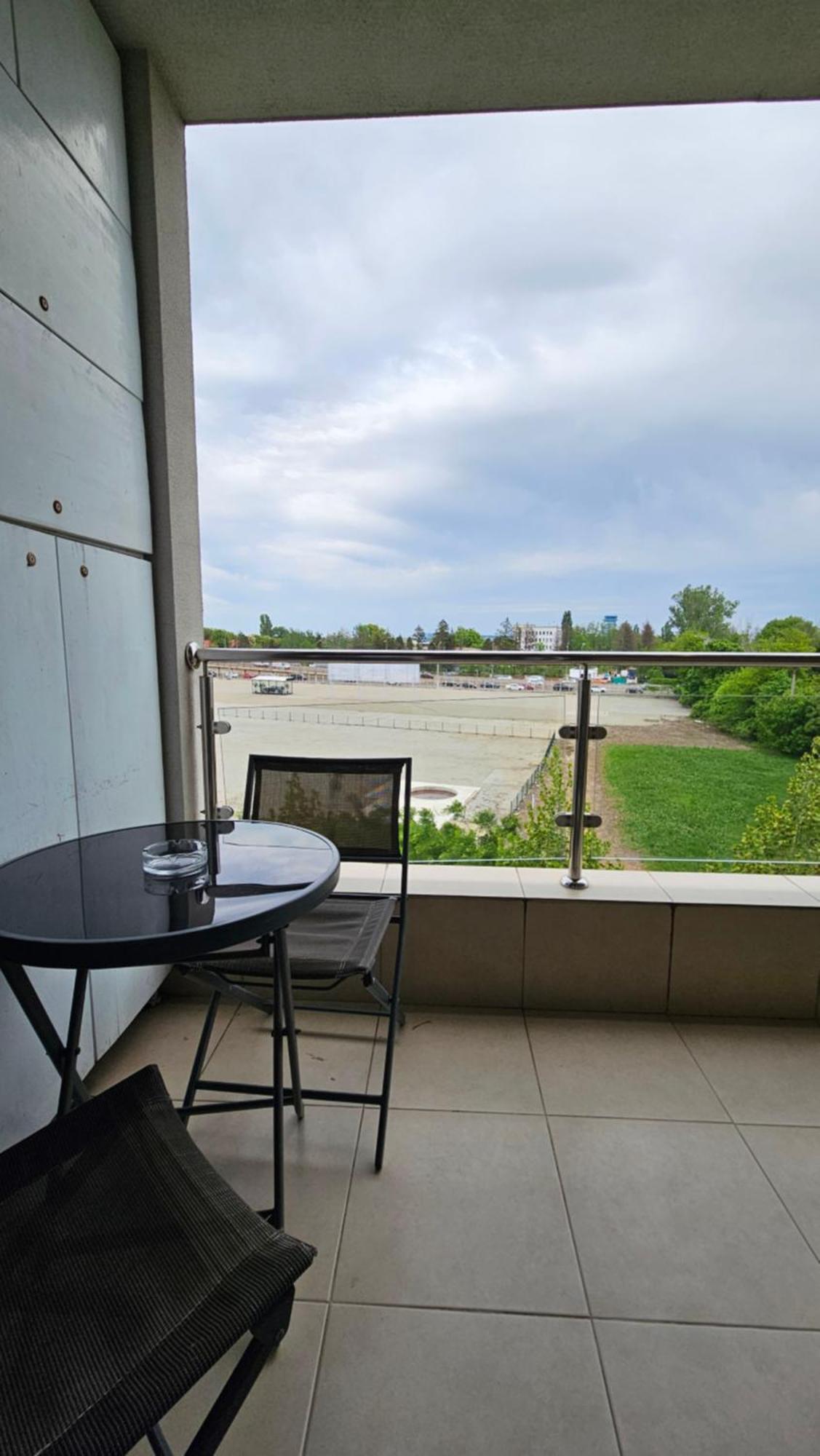 Airport Residence 3 Отопени Екстериор снимка