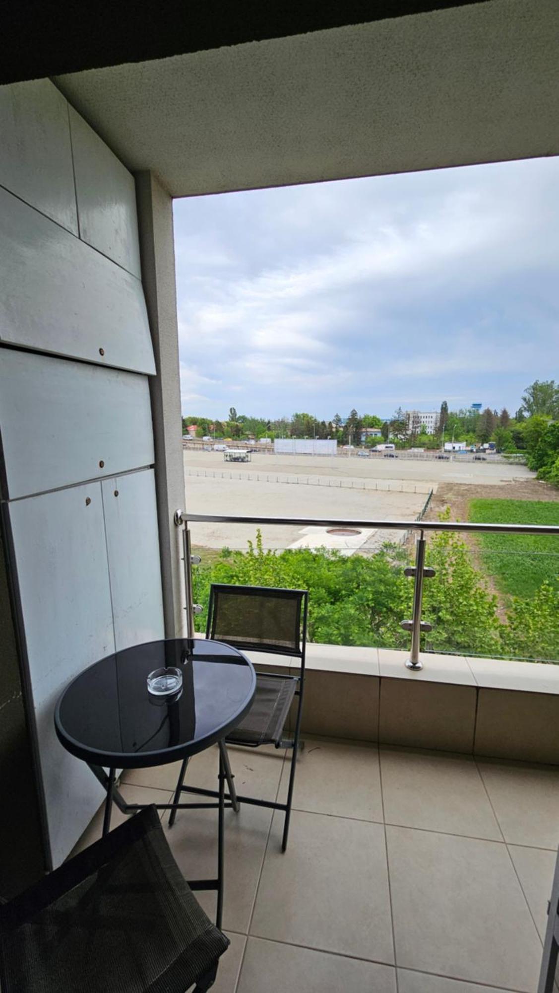 Airport Residence 3 Отопени Екстериор снимка