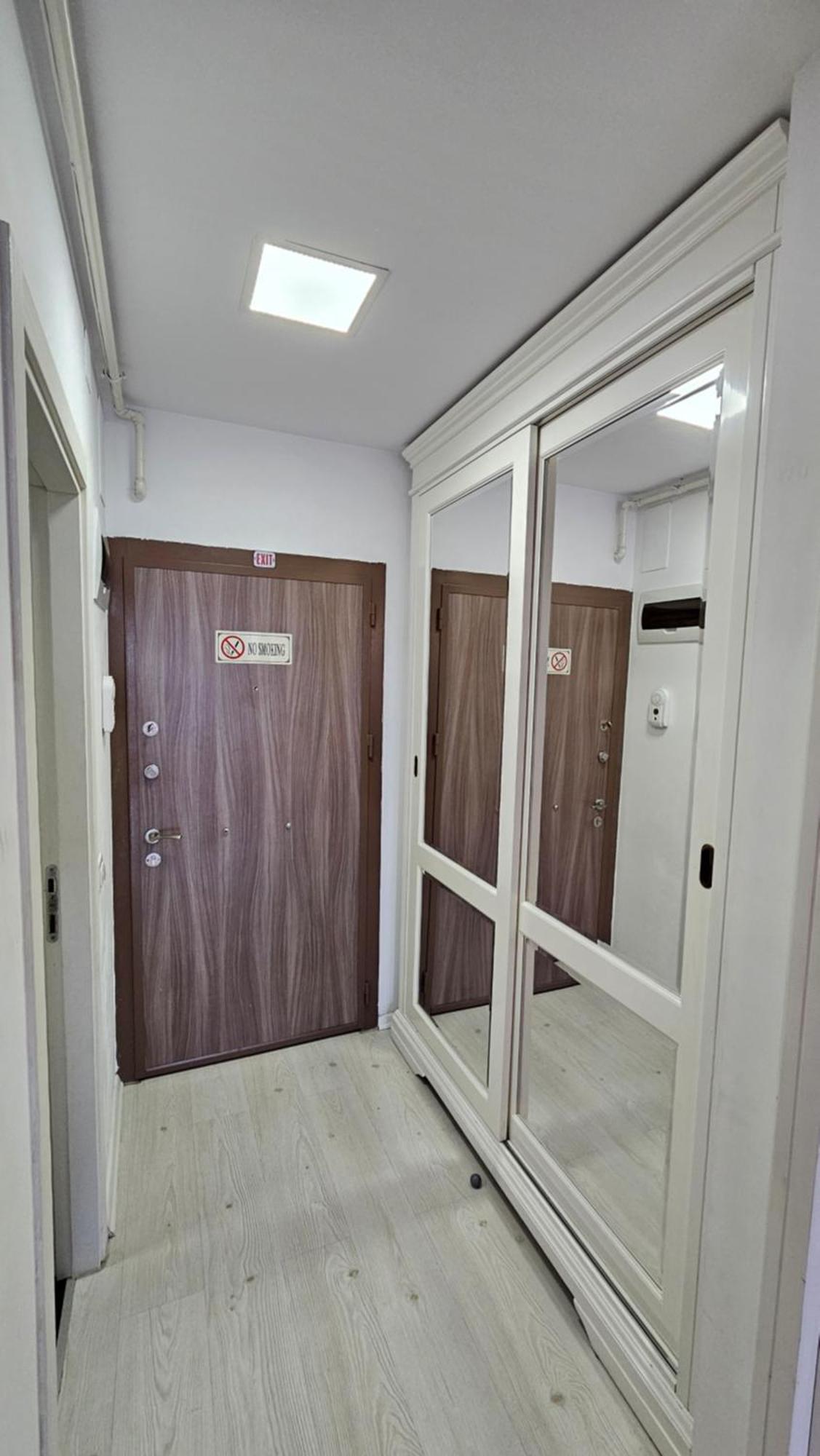 Airport Residence 3 Отопени Екстериор снимка